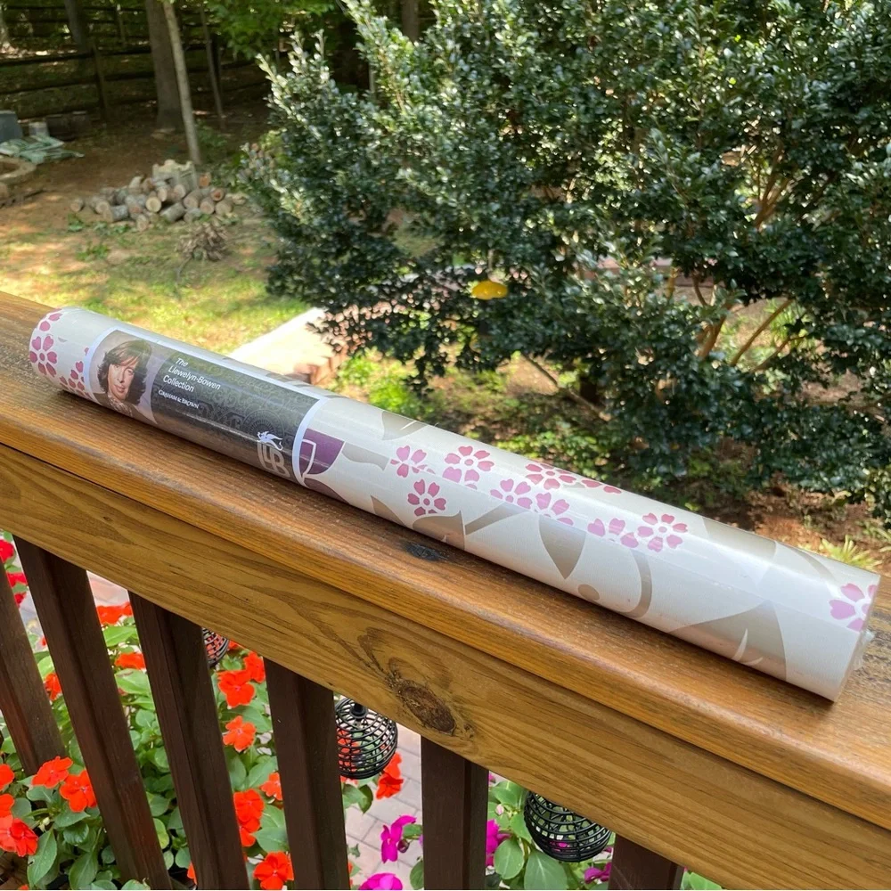 Laurence Llewelyn-Bowen Duchess Wallpaper - DUCHESS ~ PLUM/BBEIGE - 1 Roll